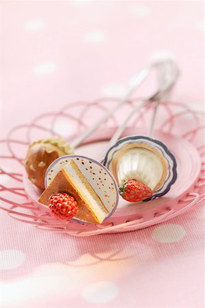 simsearch:659-01845916,k - Coutellerie de dessert original sur plaque rose Photographie de stock - Premium Libres de Droits, Code: 659-01844547