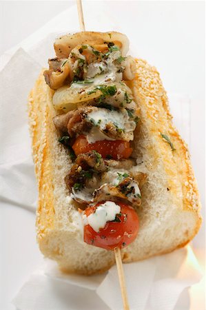 simsearch:659-01864099,k - Barbecued pork kebab on sesame baguette Foto de stock - Sin royalties Premium, Código: 659-01844562