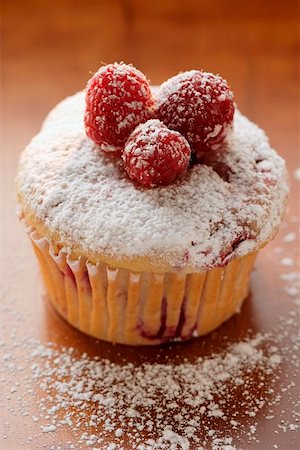 sucre en poudre - Muffin aux framboises avec le sucre à glacer Photographie de stock - Premium Libres de Droits, Code: 659-01844614