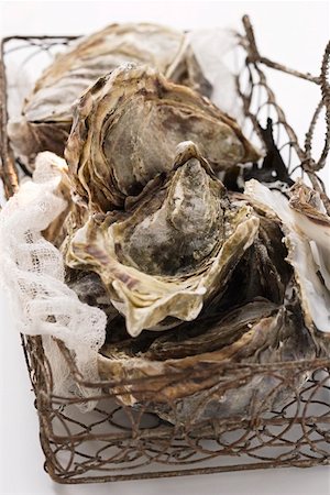 simsearch:659-01844635,k - Oysters in basket Fotografie stock - Premium Royalty-Free, Codice: 659-01844636