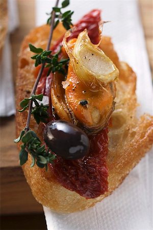 simsearch:659-01845699,k - Crostini with seafood and dried tomatoes Foto de stock - Royalty Free Premium, Número: 659-01844639