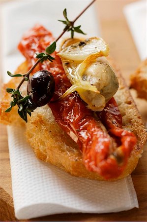 dried tomato - Crostini with seafood and dried tomatoes Foto de stock - Sin royalties Premium, Código: 659-01844640