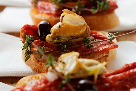 simsearch:659-01845699,k - Crostini with seafood and dried tomatoes Foto de stock - Royalty Free Premium, Número: 659-01844641
