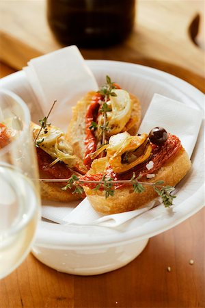 simsearch:659-01845699,k - Crostini with seafood and dried tomatoes, wine Foto de stock - Royalty Free Premium, Número: 659-01844642