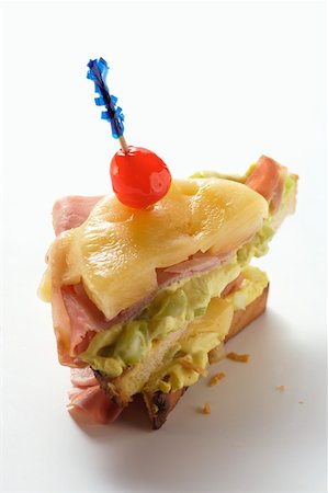 simsearch:659-01854153,k - Jambon & fromage sur du pain grillé à l'ananas, crème d'avocat & cherry Photographie de stock - Premium Libres de Droits, Code: 659-01844666