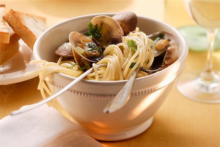 spaghetti with clams recipe - Spaghetti vongole with herbs Stock Photo - Premium Royalty-Free, Code: 659-01844674
