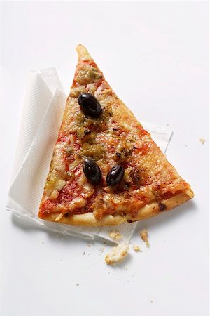 simsearch:659-01859987,k - Un morceau de pizza au thon et aux olives sur serviette Photographie de stock - Premium Libres de Droits, Code: 659-01844771