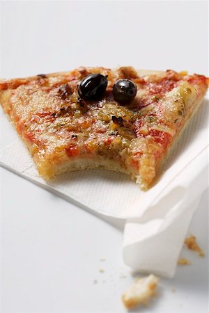 simsearch:659-01859987,k - Morceau de pizza au thon et aux olives, une morsure prise Photographie de stock - Premium Libres de Droits, Code: 659-01844772