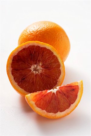 simsearch:659-01844921,k - Orange sanguine (entiers, coupés en deux et wedge) Photographie de stock - Premium Libres de Droits, Code: 659-01844786