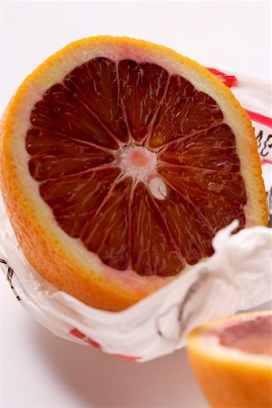 simsearch:659-01845396,k - Half a blood orange on wrapping paper Foto de stock - Sin royalties Premium, Código: 659-01844790