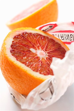 simsearch:659-03523633,k - Demi un sang orange sur papier d'emballage Photographie de stock - Premium Libres de Droits, Code: 659-01844791