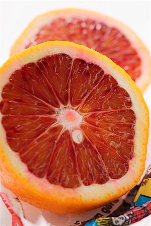 simsearch:659-03523633,k - Blood oranges moitiés sur papier d'emballage Photographie de stock - Premium Libres de Droits, Code: 659-01844792