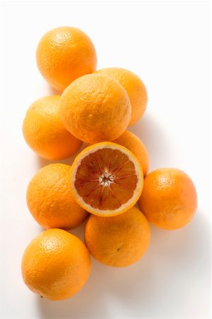 Several blood oranges and half a blood orange Stock Photo - Premium Royalty-Free, Code: 659-01844801