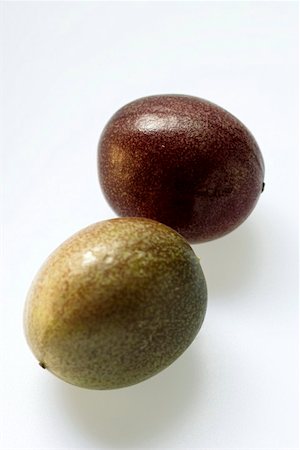 simsearch:659-01844923,k - Two whole passion fruits (Purple granadilla) Foto de stock - Sin royalties Premium, Código: 659-01844909