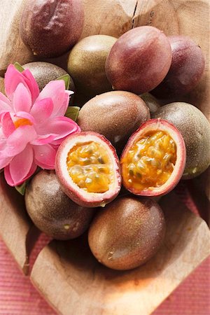 simsearch:659-01844923,k - Passion fruits (Purple granadilla) in wooden bowl Foto de stock - Sin royalties Premium, Código: 659-01844919