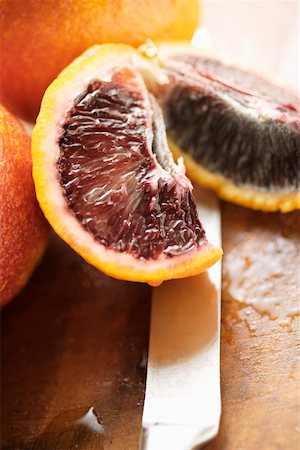 simsearch:659-06495462,k - Wedges of blood orange on knife Foto de stock - Sin royalties Premium, Código: 659-01844983