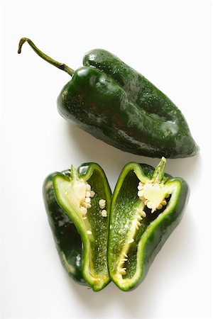 simsearch:659-03522270,k - Vert piments entiers (Poblano du Mexique) et coupées en deux Photographie de stock - Premium Libres de Droits, Code: 659-01845014