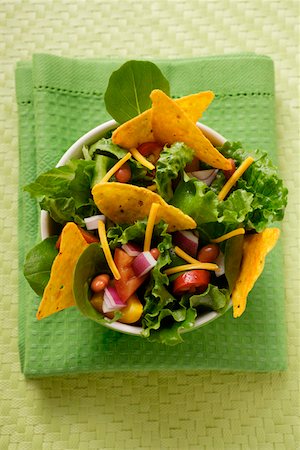 simsearch:659-07738887,k - Salade mexicaine avec légumes et croustilles tacos Photographie de stock - Premium Libres de Droits, Code: 659-01845065