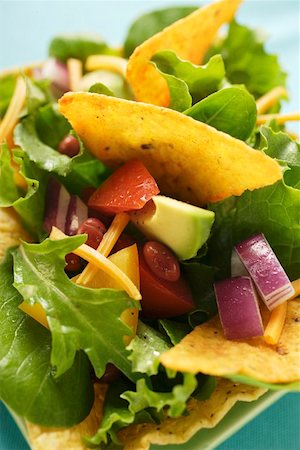simsearch:659-01858654,k - Salade mexicaine avec légumes et taco chips en coquille à taco Photographie de stock - Premium Libres de Droits, Code: 659-01845074