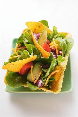 simsearch:659-01854529,k - Salade mexicaine avec légumes et taco chips en coquille à taco Photographie de stock - Premium Libres de Droits, Code: 659-01845075