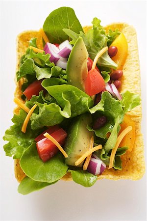 simsearch:659-03521945,k - Mexican salad with vegetables and taco chips in taco shell Foto de stock - Sin royalties Premium, Código: 659-01845076