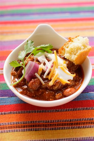 simsearch:659-07028795,k - Chili con carne with cheese, sour cream and corn bread Foto de stock - Sin royalties Premium, Código: 659-01845086