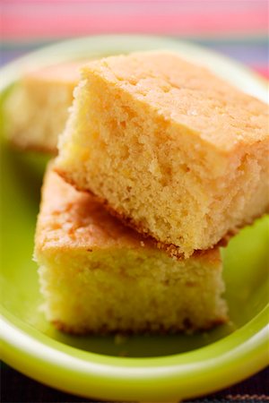 pão de milho - Corn bread, cut into cubes Foto de stock - Royalty Free Premium, Número: 659-01845088