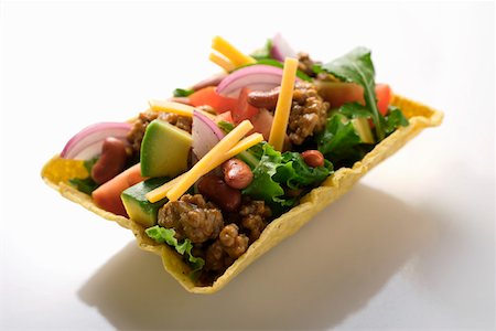 simsearch:659-06903649,k - Salad with mince, vegetables, cheese in taco shell (Mexico) Foto de stock - Sin royalties Premium, Código: 659-01845083