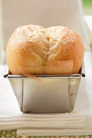 Brioche in the baking tin Foto de stock - Sin royalties Premium, Código: 659-01845106