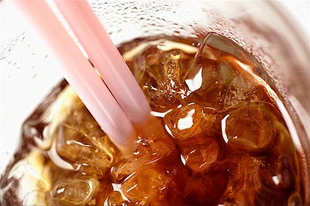 Cola with ice cubes (close-up) Foto de stock - Sin royalties Premium, Código: 659-01845195