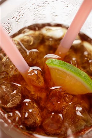 simsearch:659-02211418,k - Cola with ice cubes and lemon (close-up) Foto de stock - Royalty Free Premium, Número: 659-01845196