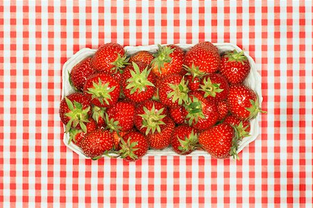 simsearch:659-03526764,k - Fresh strawberries in cardboard punnet Fotografie stock - Premium Royalty-Free, Codice: 659-01845270