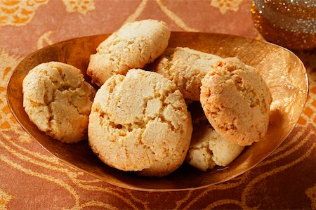 Almond biscuits in brown bowl Foto de stock - Sin royalties Premium, Código: 659-01845302