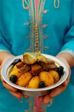 simsearch:659-08512927,k - Person holding bowl of lamb ragout and potatoes (Morocco) Fotografie stock - Premium Royalty-Free, Codice: 659-01845325