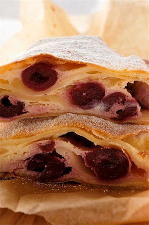 strudel - Two pieces of cherry strudel with icing sugar Fotografie stock - Premium Royalty-Free, Codice: 659-01845367