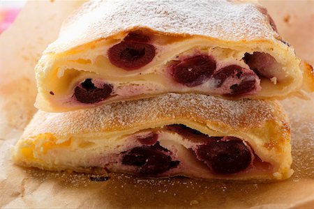 strudel - Two pieces of cherry strudel with icing sugar Fotografie stock - Premium Royalty-Free, Codice: 659-01845368