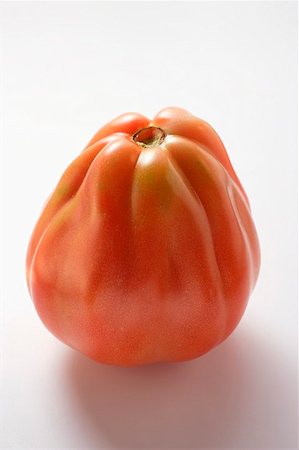 simsearch:659-01846171,k - Une tomate (debout sur son extrémité) Photographie de stock - Premium Libres de Droits, Code: 659-01845385