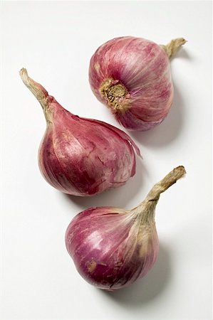 simsearch:659-01842290,k - Three red onions Foto de stock - Sin royalties Premium, Código: 659-01845505