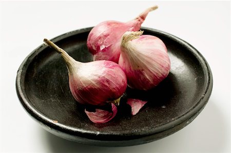 simsearch:659-01842290,k - Three red onions in black bowl Foto de stock - Sin royalties Premium, Código: 659-01845507