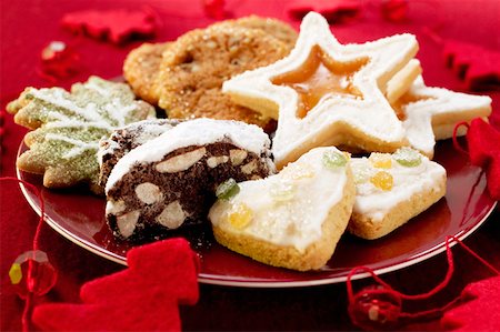 simsearch:659-03524814,k - Assortiments biscuits de Noël sur la plaque Photographie de stock - Premium Libres de Droits, Code: 659-01845524