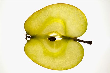 simsearch:659-06901497,k - Slice of apple (sliced lengthwise), backlit Foto de stock - Sin royalties Premium, Código: 659-01845545