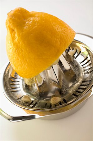 simsearch:659-01864210,k - Lemon on lemon squeezer Foto de stock - Sin royalties Premium, Código: 659-01845557