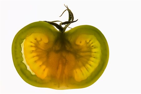 simsearch:659-01845551,k - Demi une tomate verte, rétro-éclairé Photographie de stock - Premium Libres de Droits, Code: 659-01845601