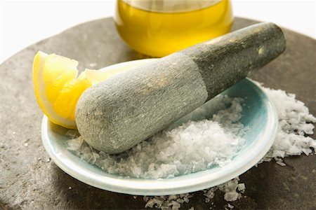 Coarse salt with pestle, lemon and olive oil Foto de stock - Sin royalties Premium, Código: 659-01845689