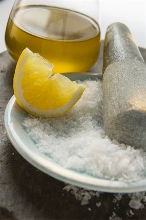 sfregare - Coarse salt with pestle, lemon and olive oil Fotografie stock - Premium Royalty-Free, Codice: 659-01845690