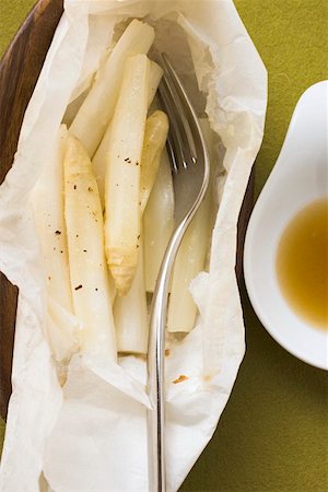 White asparagus cooked in foil, with fork Stock Photo - Premium Royalty-Free, Code: 659-01845720