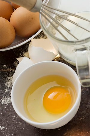 eggs milk - Pancake ingredients: eggs, milk and flour Foto de stock - Sin royalties Premium, Código: 659-01845730