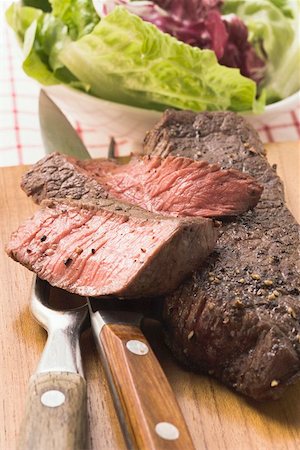 Beef steaks, partly sliced, salad Foto de stock - Sin royalties Premium, Código: 659-01845784