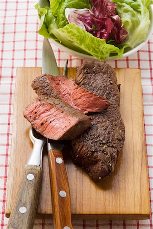 Beef steaks, partly sliced, salad Foto de stock - Sin royalties Premium, Código: 659-01845785