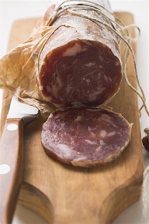 salamis - Italienische Salami, schneiden Sie ein Stück, auf Schneidebrett Stockbilder - Premium RF Lizenzfrei, Bildnummer: 659-01845849